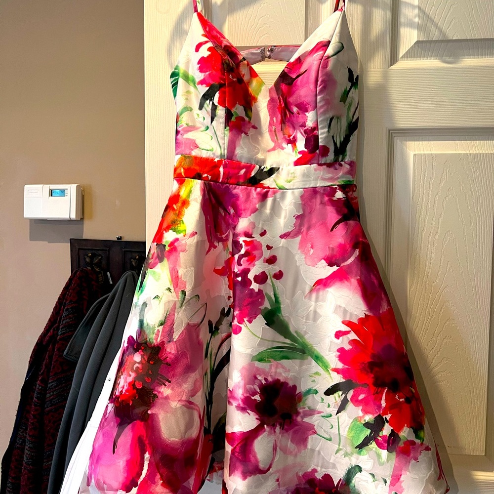 Stunning Water color dress size 6 adjustable straps no alterations